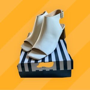 Winter White leather Crown & Ivy 3 inch Hill dress shoe